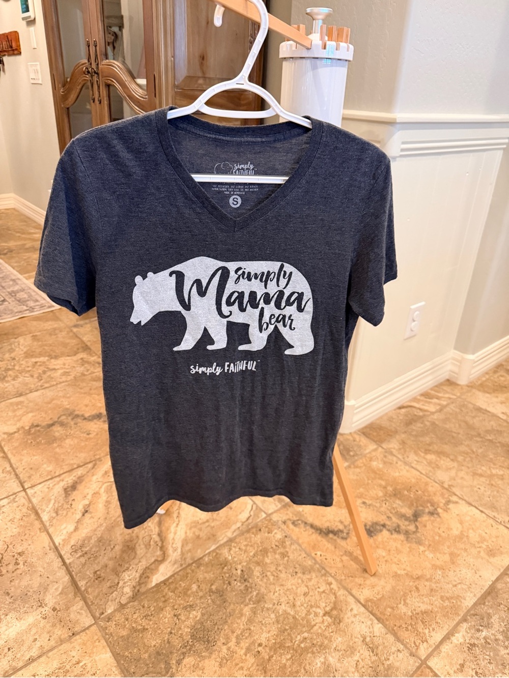 Simply Faithful Women's 'Simply Mama Bear' V-Neck T-Shirt - Charcoal